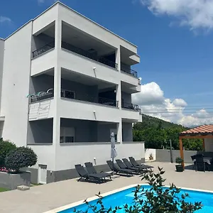 https://villa-apartments-aa-1.hotels-in-trogir.com