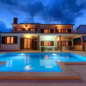 https://villa-komel-with-pool.pula-hotels.org