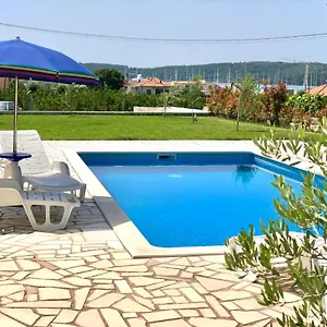 https://villa-luna-de-miel.hotels-in-trogir.com